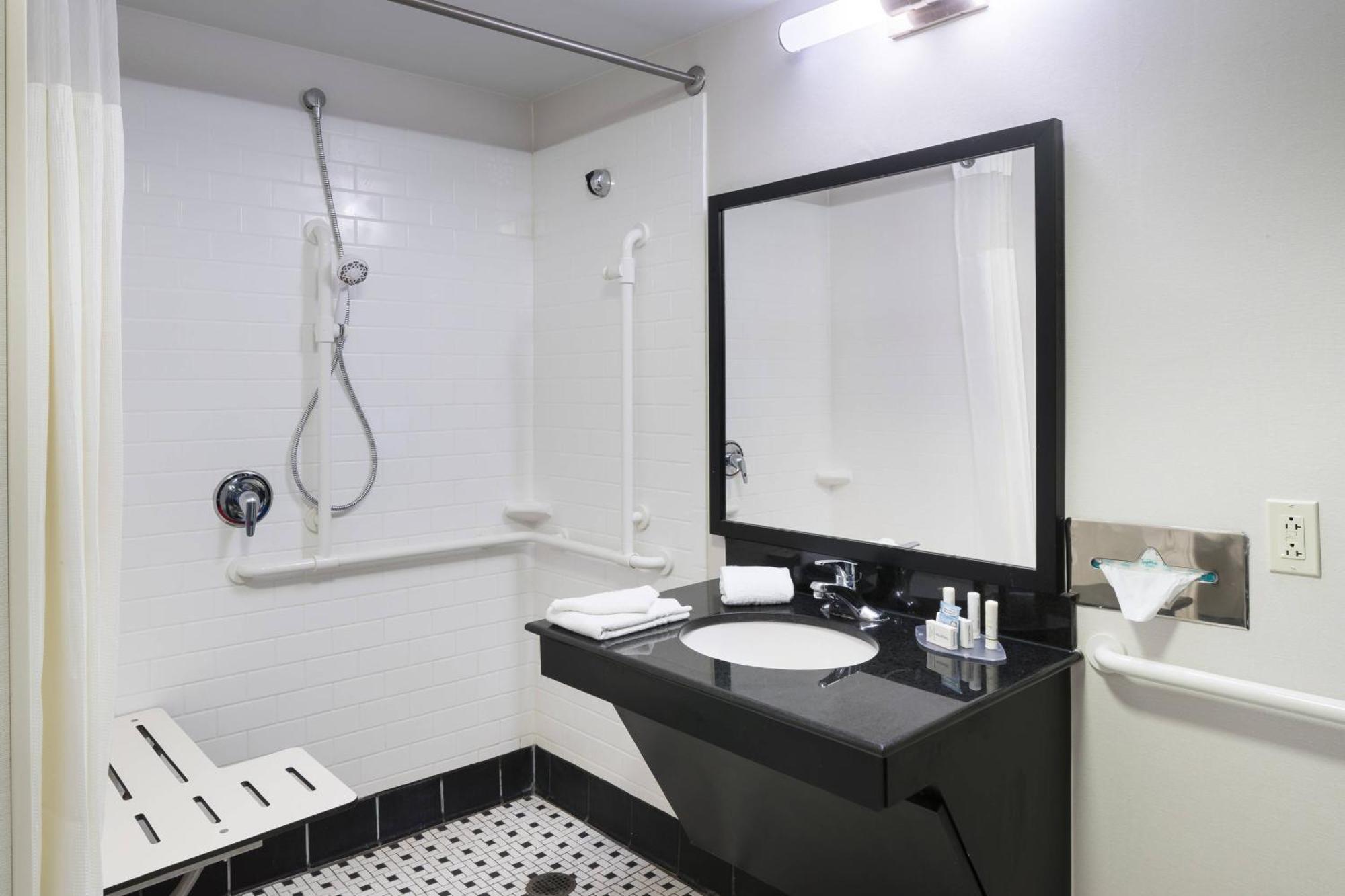 Fairfield & Kansas City Hotel 3*