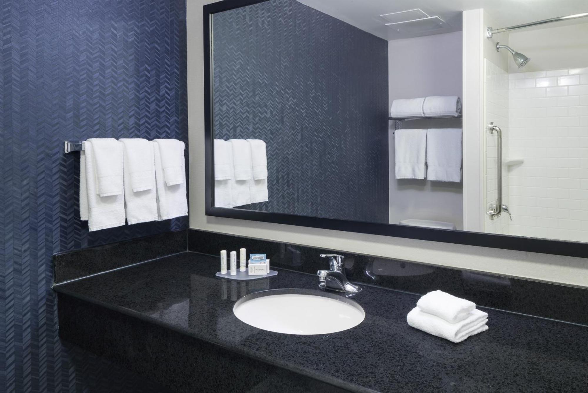 Hotel Fairfield & Kansas Overland Park